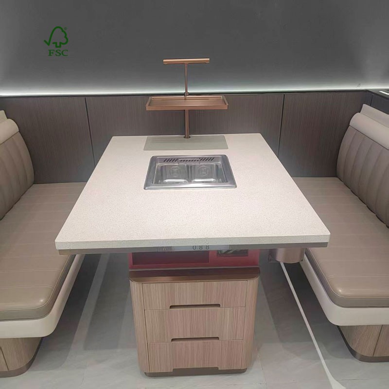 Easy-clean restaruant table 