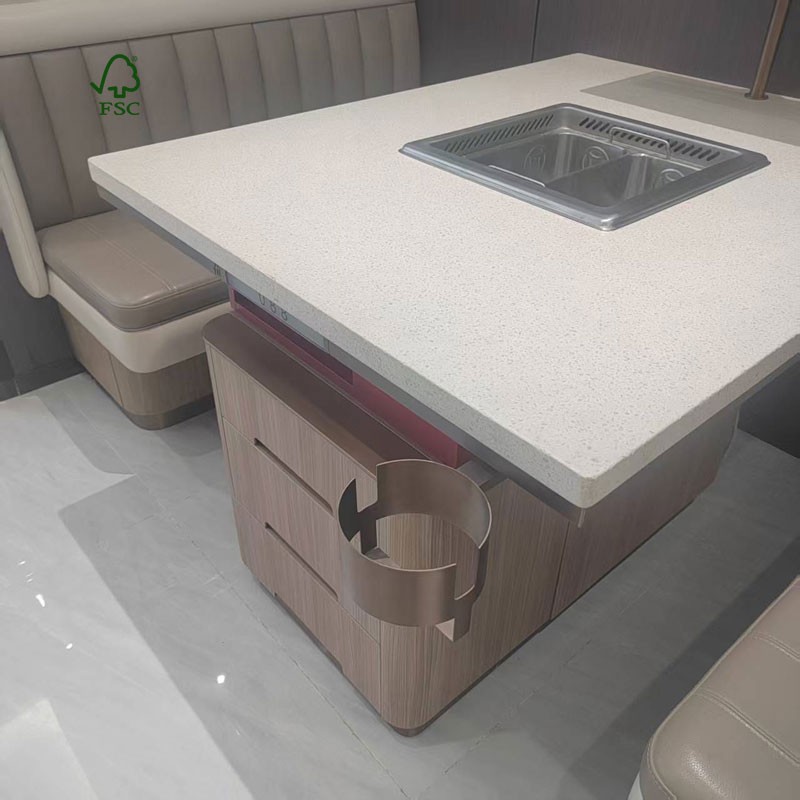 Easy-clean restaruant table 